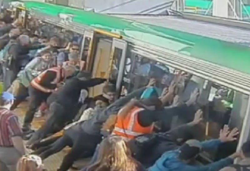 Пассажиры метро Пекина спасли человека, упавшего между платформой и поездом