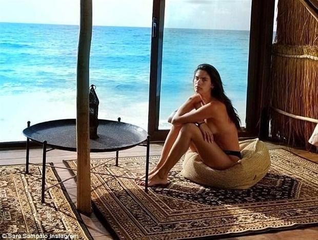 Sara çimərlikdə erotika şousu göstərdi - FOTO