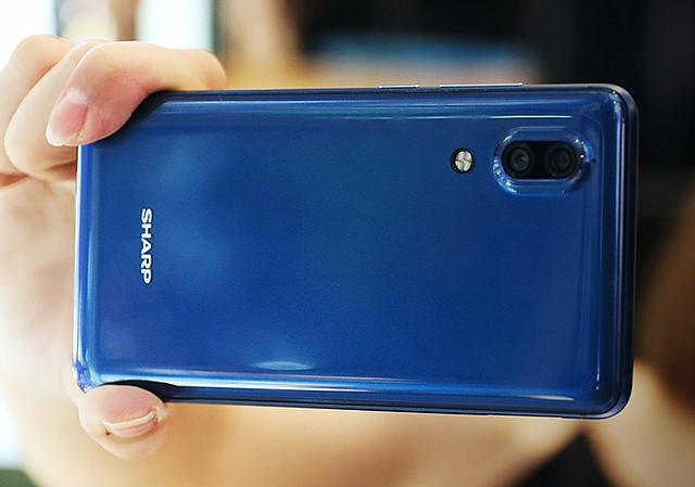 Японцы представили смартфон, опередивший iPhone 8