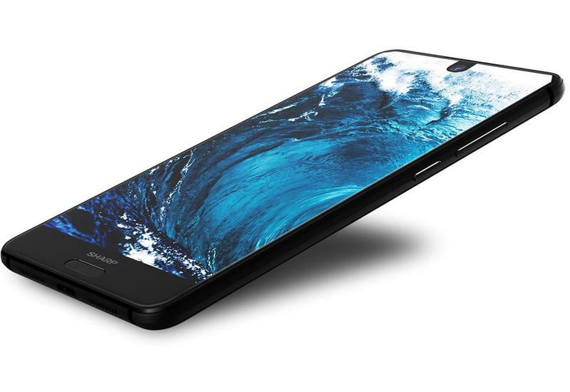 Японцы представили смартфон, опередивший iPhone 8