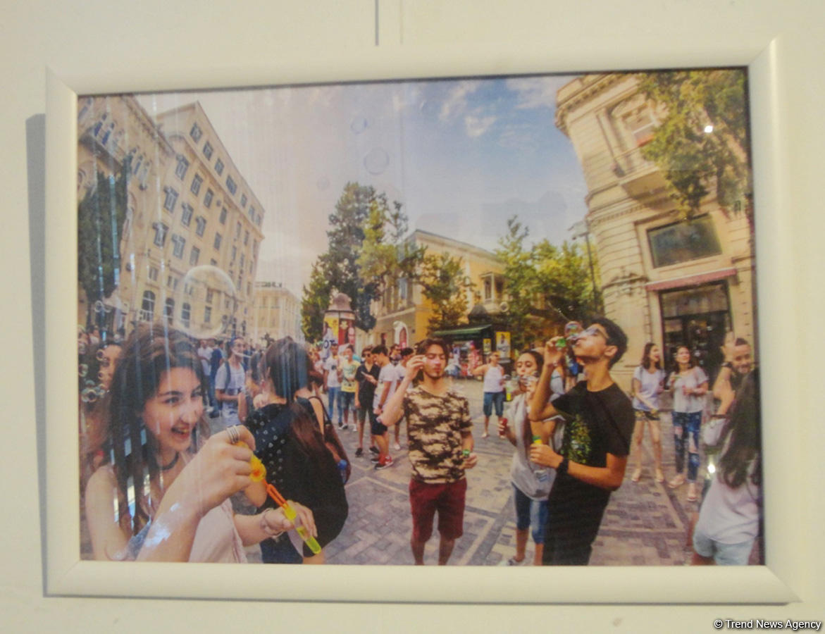 В Баку проходит летняя выставка творческих женщин