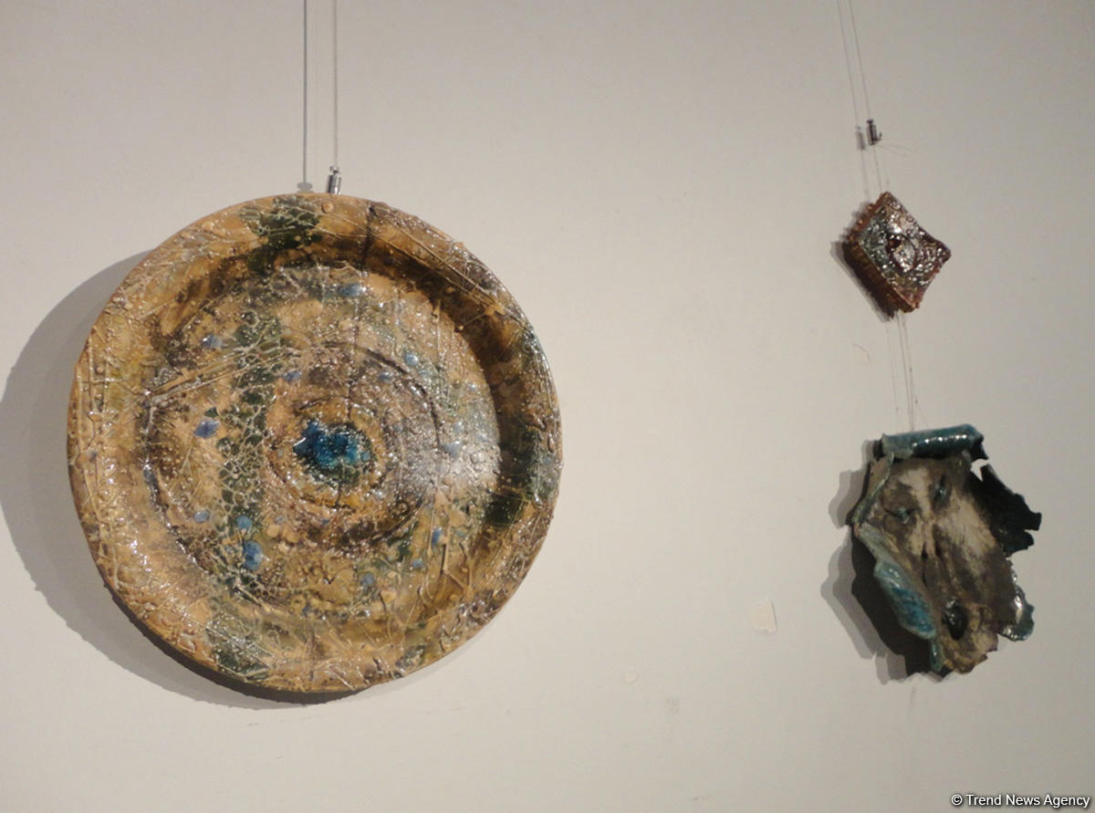 В Баку проходит летняя выставка творческих женщин