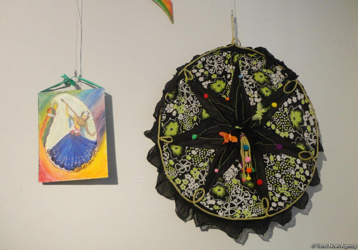 В Баку проходит летняя выставка творческих женщин