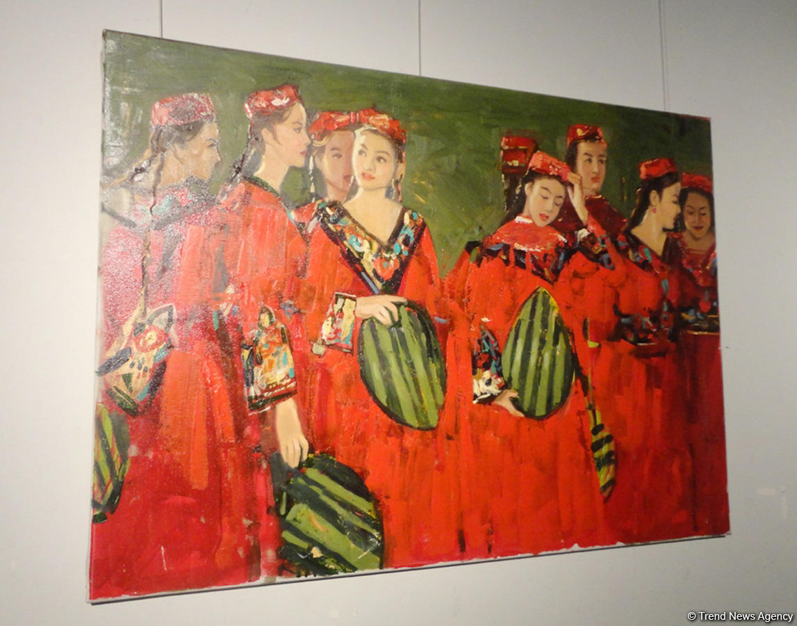 В Баку проходит летняя выставка творческих женщин