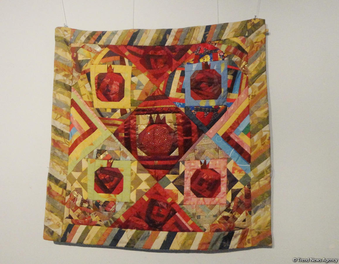 В Баку проходит летняя выставка творческих женщин