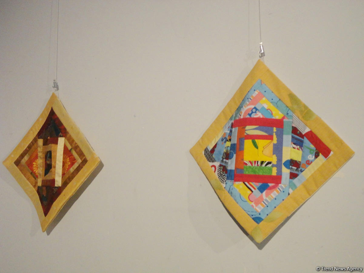 В Баку проходит летняя выставка творческих женщин