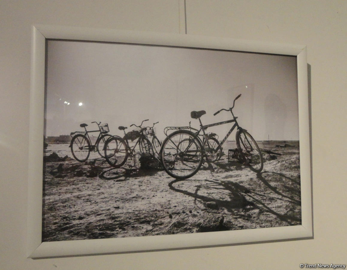 В Баку проходит летняя выставка творческих женщин