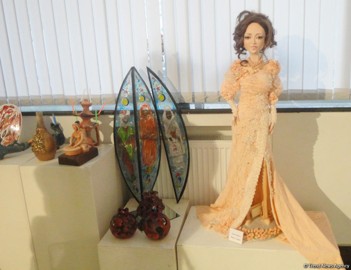В Баку проходит летняя выставка творческих женщин