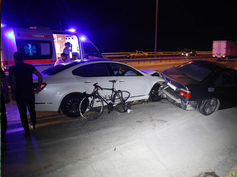 В Гарадаге автомобиль сбил двух велосипедистов - одного насмерть