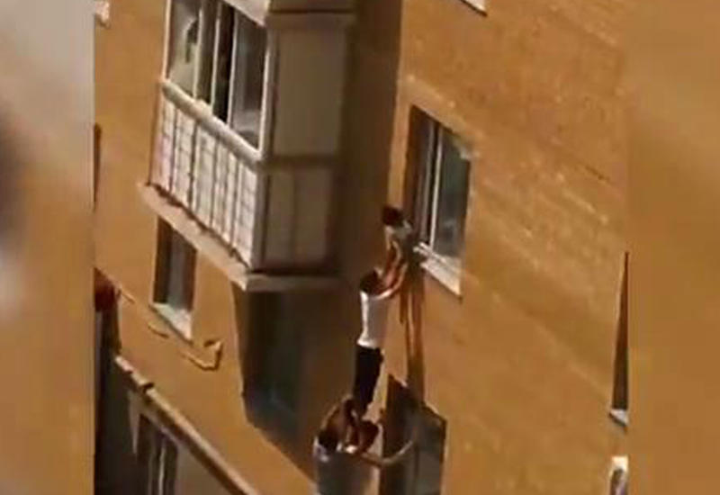 Самоотверженное спасение маленькой девочки попало на камеры