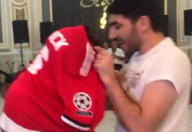 Azərbaycan toyunda qeyri-adi hadisə: bəy futbol formasında oynadı