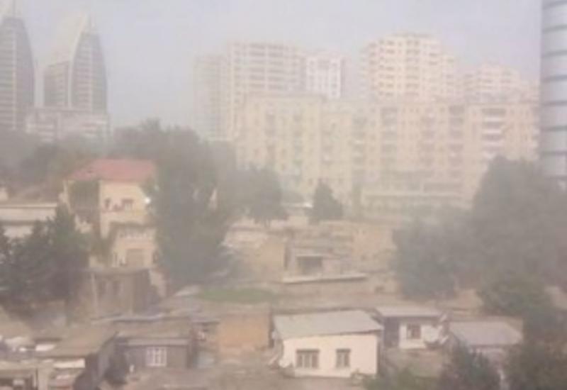 Баку вновь окутал пылевой туман