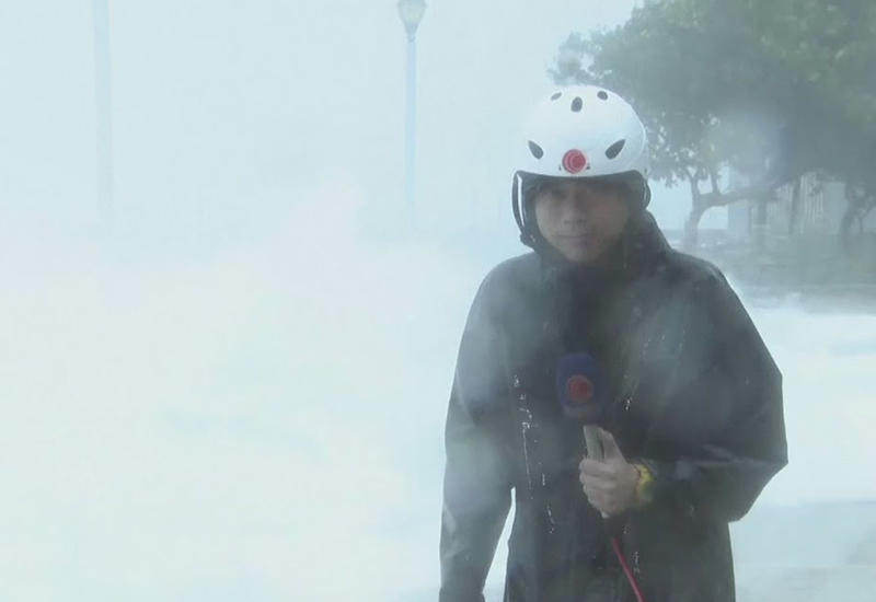 Огромная волна сбила репортера в прямом эфире