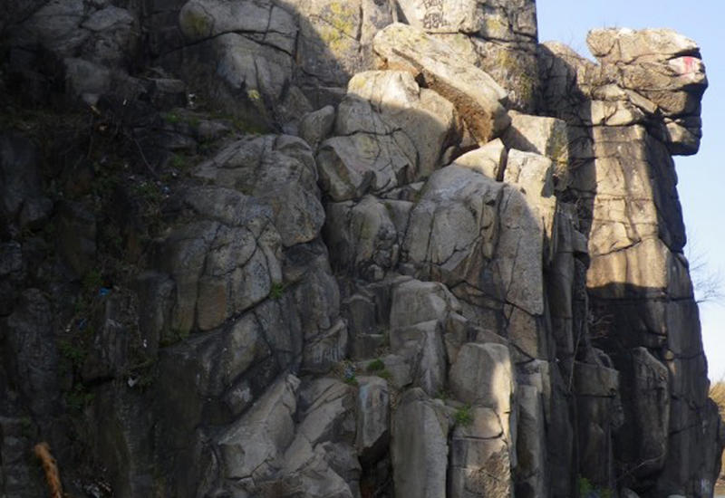 В Лерике мужчина выжил, упав с высоты 60 метров