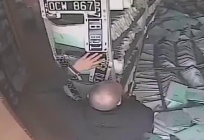 "Работник месяца" попытался достать документ со стеллажа, но что-то пошло не так