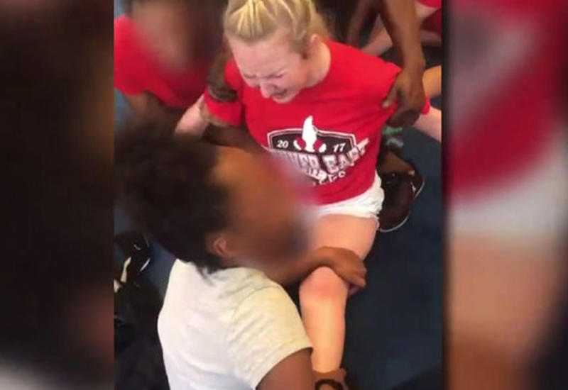 Учительница физкультуры насильно заставила школьницу сесть на шпагат