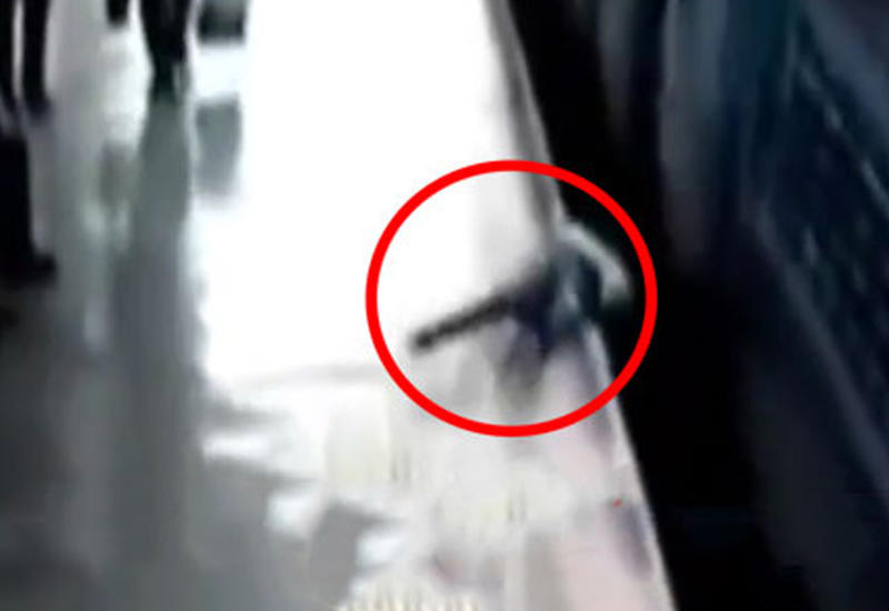 Парень, сходя с поезда, упал на рельсы