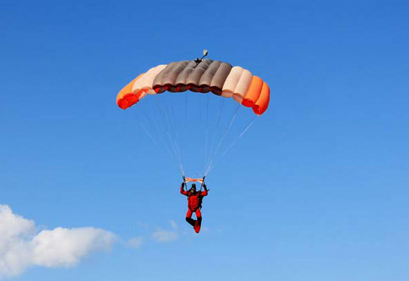 Парашютист едва разминулся с самолетом