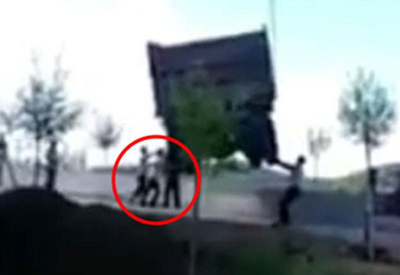 Грузовик сорвался с подъемного крана и упал на людей