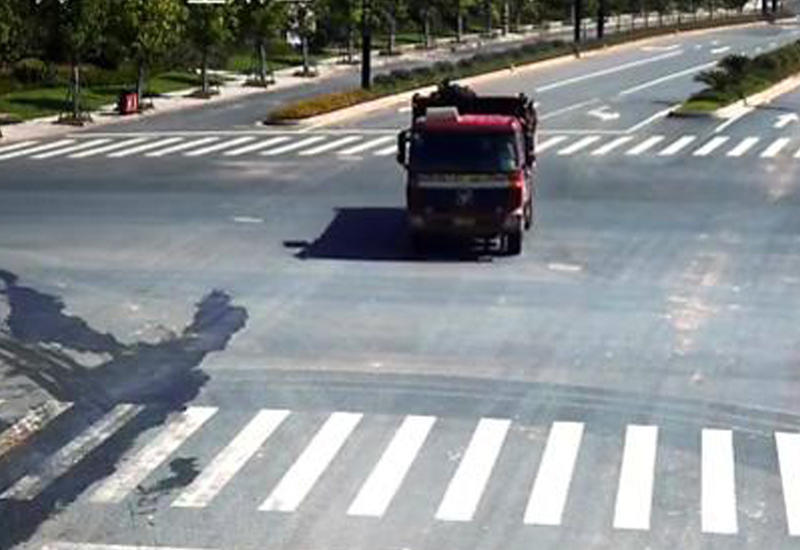 Водитель скутера влетел под грузовик прямо напротив камеры видеонаблюдения