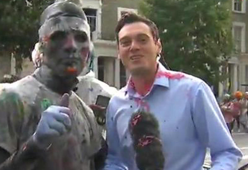 Журналиста облили краской и ударили по лицу в прямом эфире