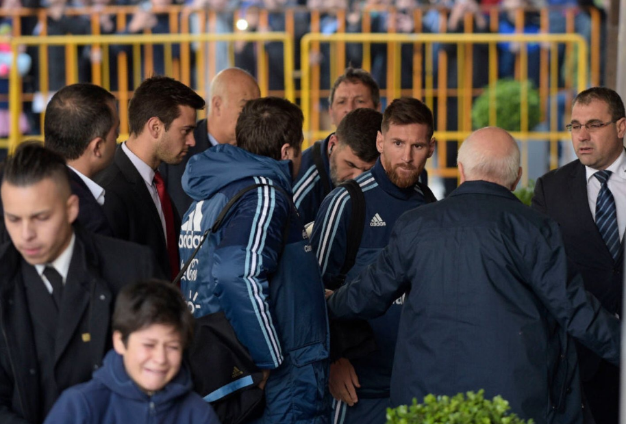 Месси сделал фото с мальчиком, которого пытался не пустить охранник