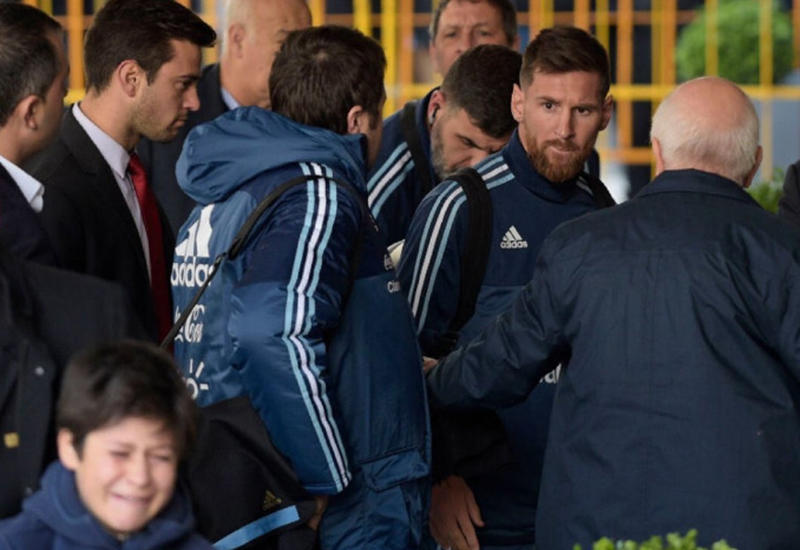 Месси сделал фото с мальчиком, которого пытался не пустить охранник