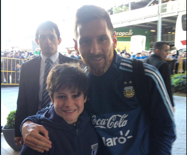 Месси сделал фото с мальчиком, которого пытался не пустить охранник