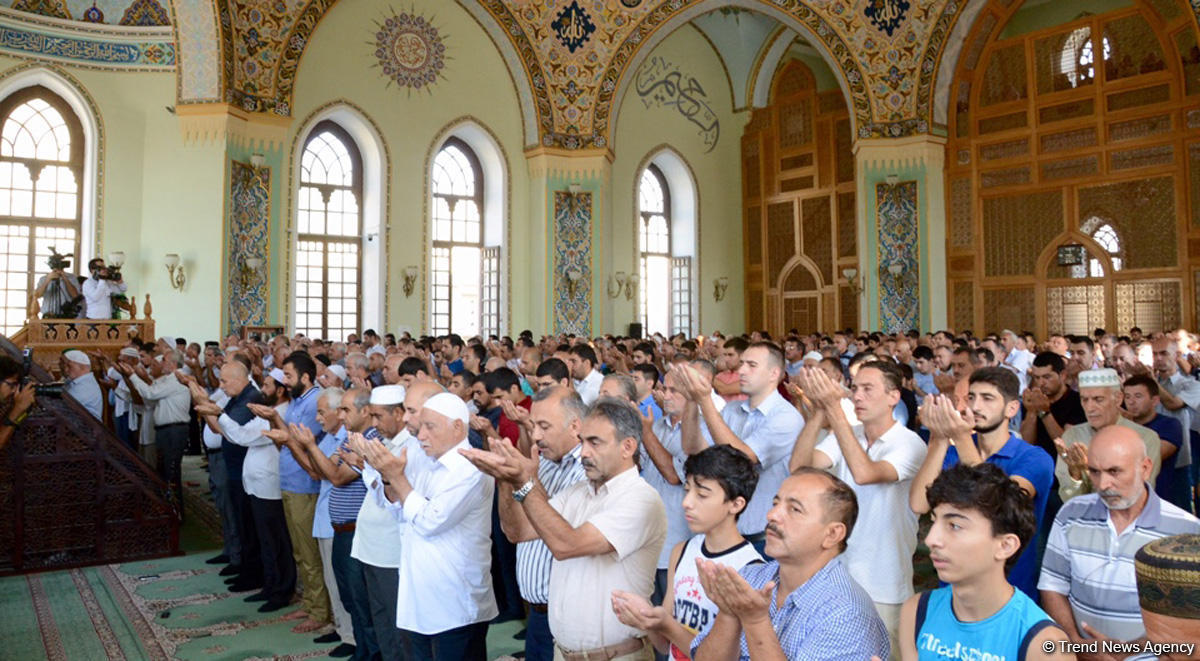 В мечетях Азербайджана совершен праздничный намаз