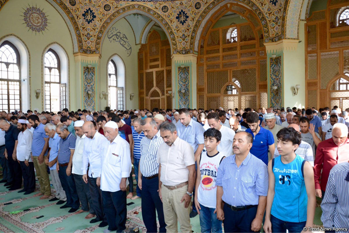 В мечетях Азербайджана совершен праздничный намаз