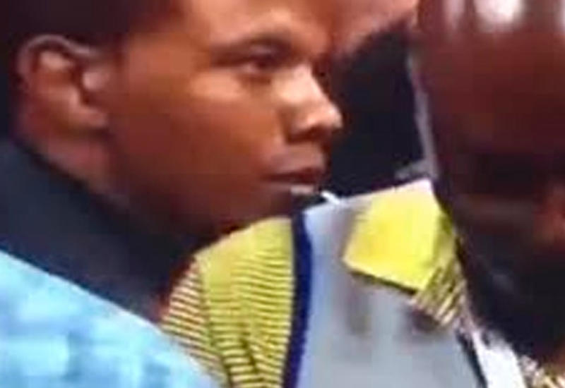 Подозрительный журналист попытался исчезнуть из кадра во время прямого эфира