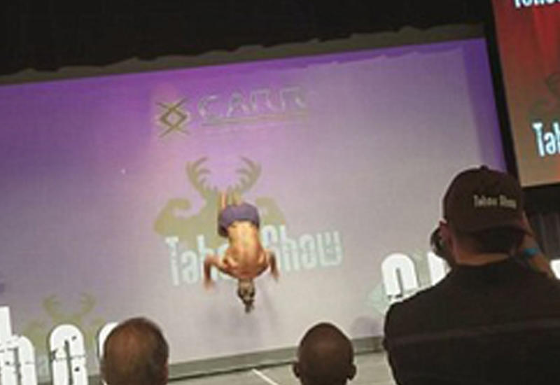 Выступление культуриста на конкурсе закончилось неприятным падением