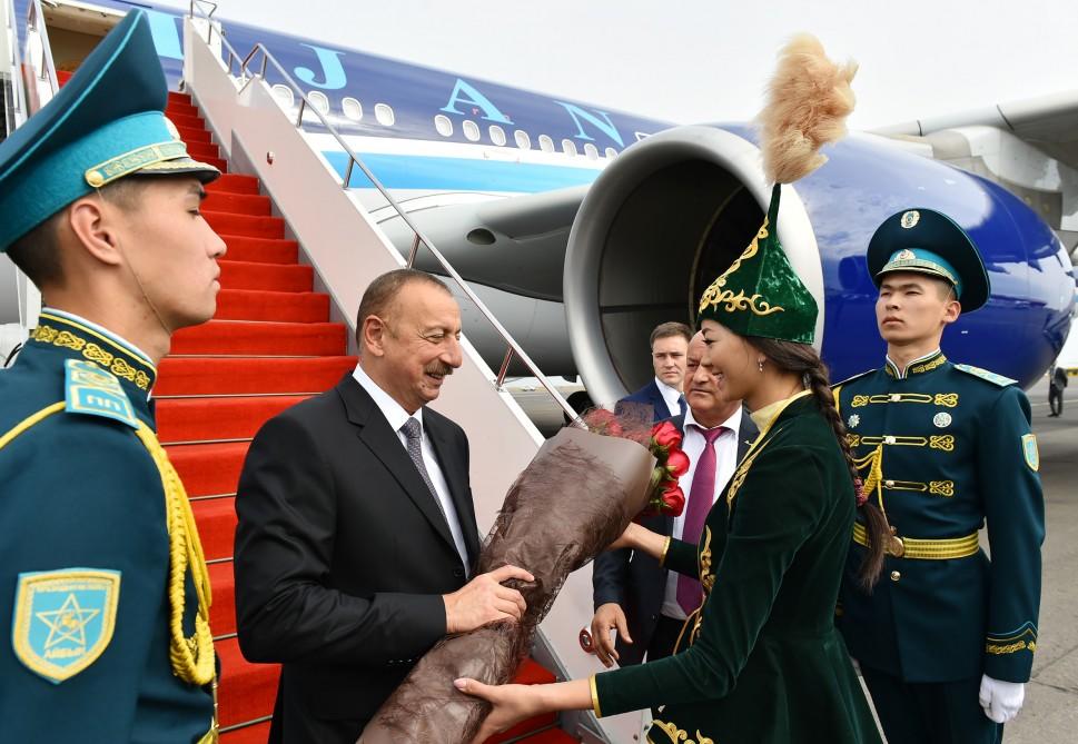 Президент Ильхам Алиев ознакомился с национальными павильонами Азербайджана и Казахстана в рамках международной выставки “Астана EXPO 2017”