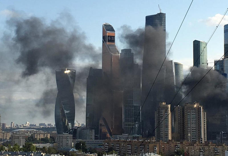 В Москве загорелся строящийся небоскреб