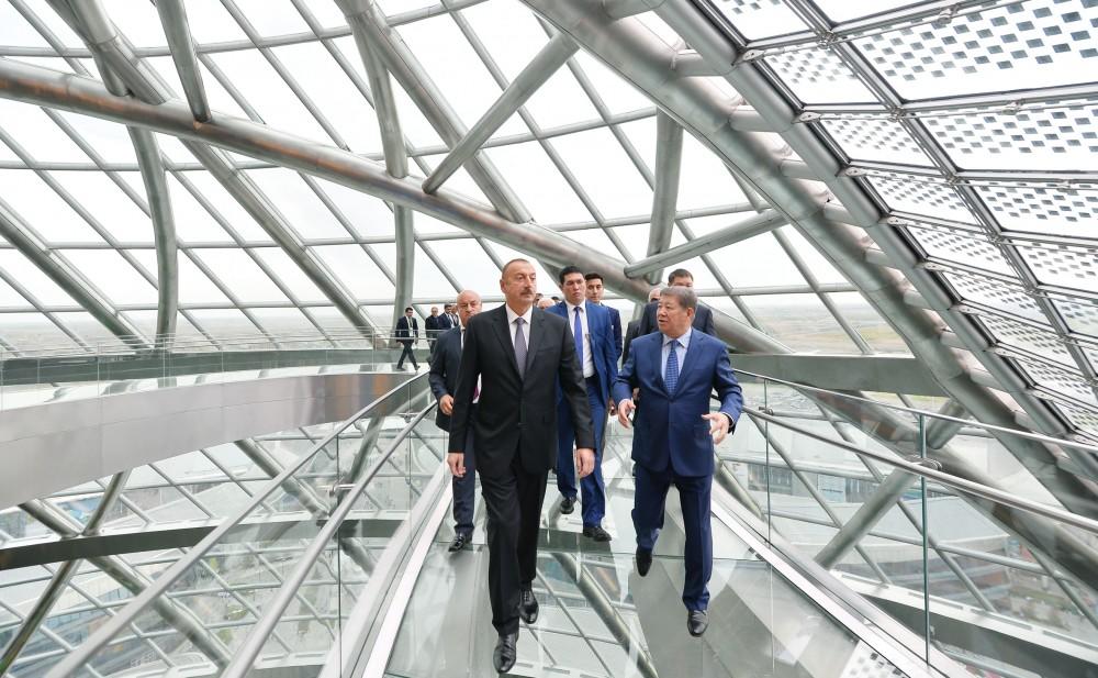 Президент Ильхам Алиев ознакомился с национальными павильонами Азербайджана и Казахстана в рамках международной выставки “Астана EXPO 2017”