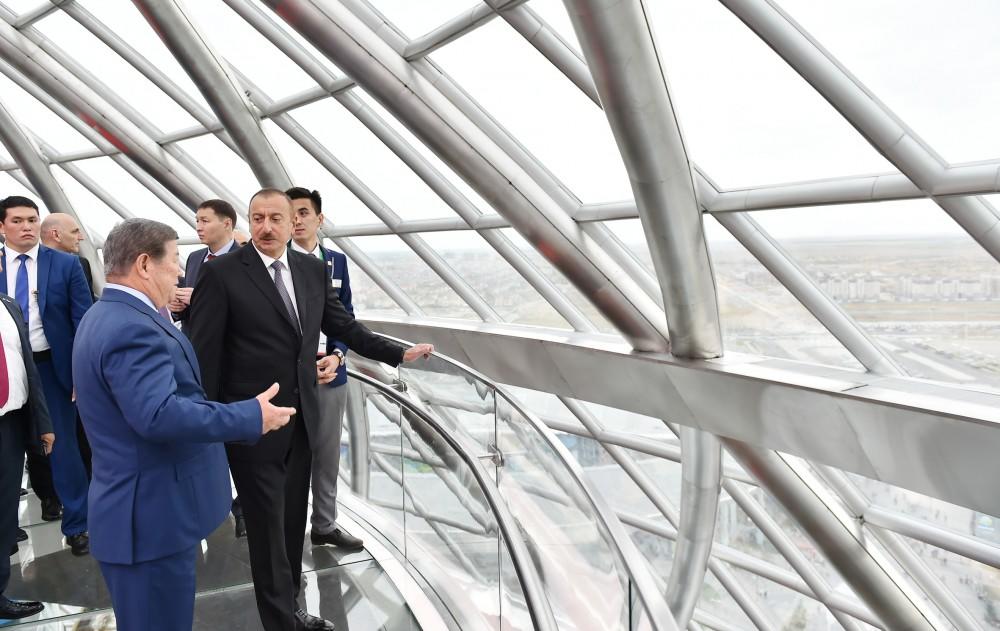 Президент Ильхам Алиев ознакомился с национальными павильонами Азербайджана и Казахстана в рамках международной выставки “Астана EXPO 2017”
