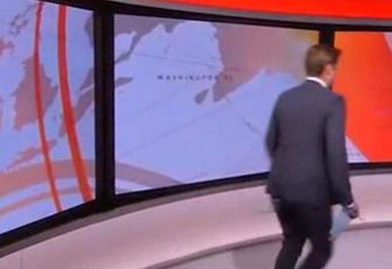 Телеведущий BBC в прямом эфире запаниковал и заметался по студии