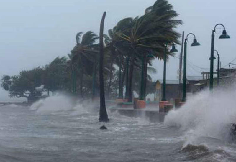 Серфер покоряет волну во время урагана "Ирма"