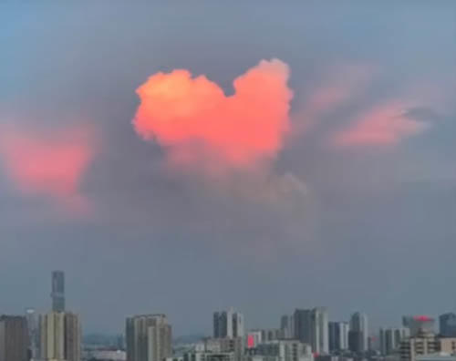 Облако в виде сердца умилило очевидцев