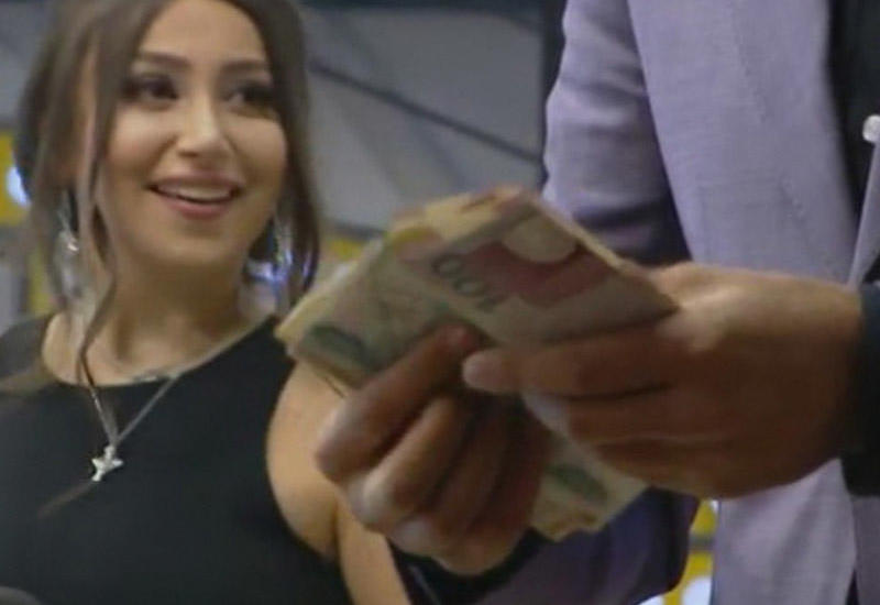 Zaur efirdə Damlanın pul qabına girdi
