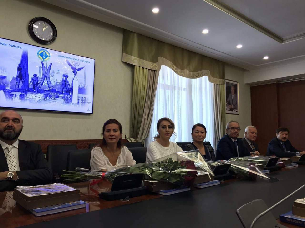 Азербайджанская певица подарила генсеку ТЮРКСОЙ ковер с его изображением