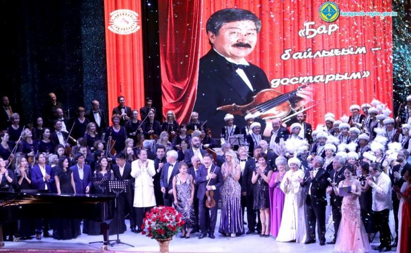 Азербайджанская певица подарила генсеку ТЮРКСОЙ ковер с его изображением