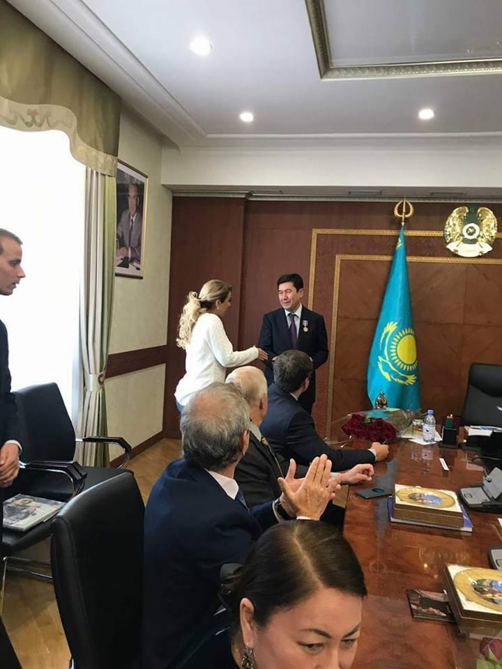 Азербайджанская певица подарила генсеку ТЮРКСОЙ ковер с его изображением