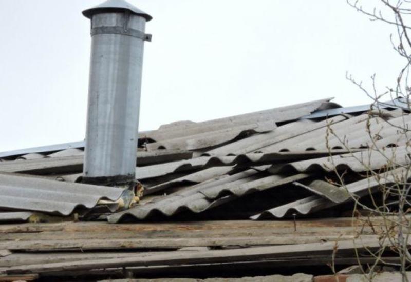 Güclü külək yaşayış binasının dam örtüyünü uçurub