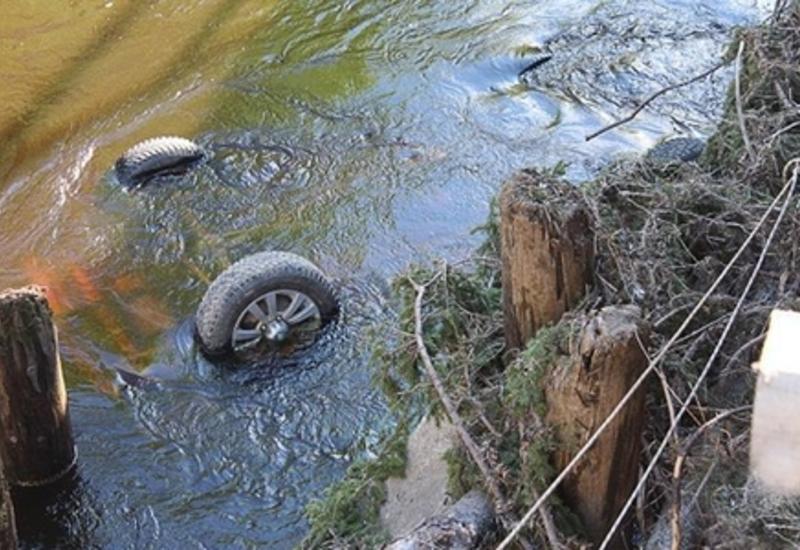 В Товузе автомобиль влетел в канал, есть пострадавшие