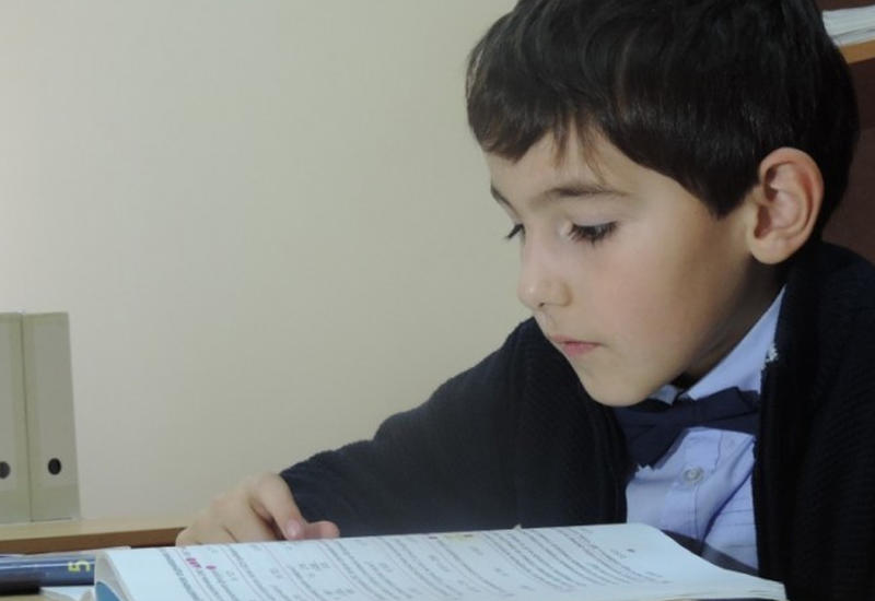 Азербайджанский вундеркинд в 6 лет научился делать вычисления быстрее калькулятора