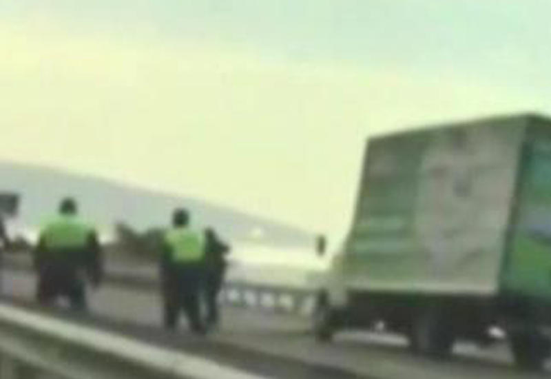 Ураган перевернул грузовик на ходу