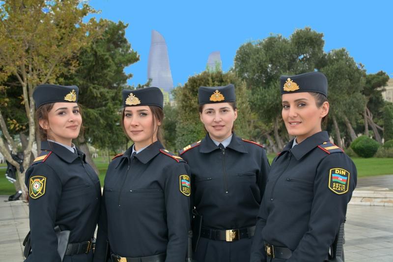 Женщины-полицейские начали патрулировать бакинский бульвар