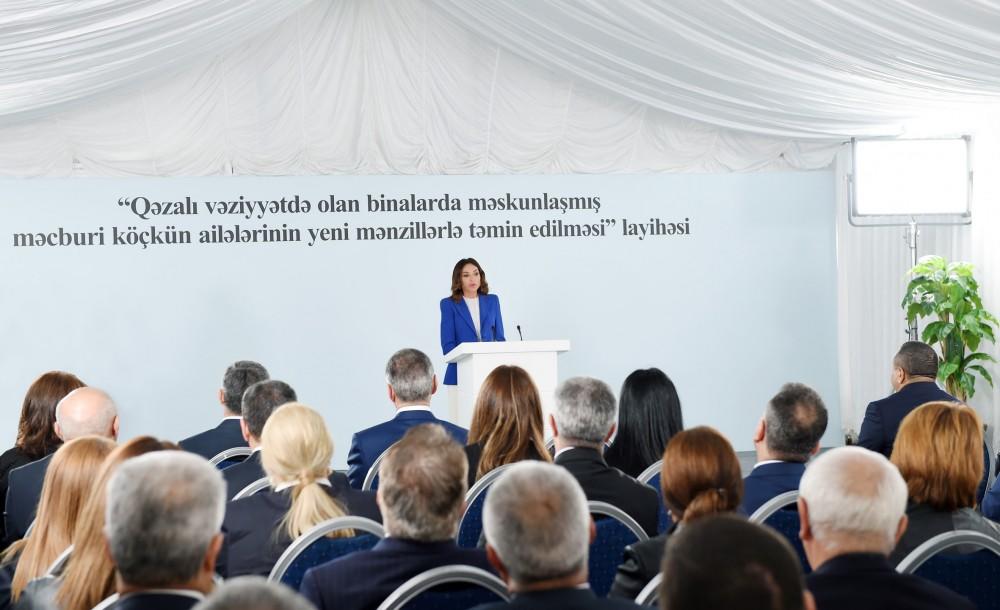 Первый вице-президент Мехрибан Алиева приняла участие в церемонии предоставления квартир в городке для вынужденных переселенцев в Масазыре