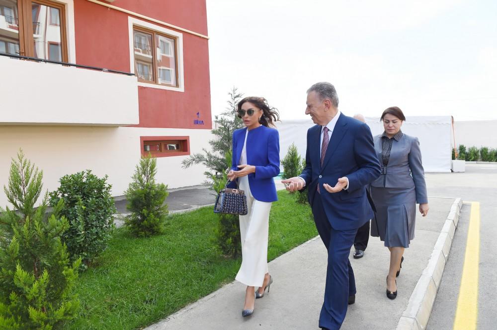 Первый вице-президент Мехрибан Алиева приняла участие в церемонии предоставления квартир в городке для вынужденных переселенцев в Масазыре